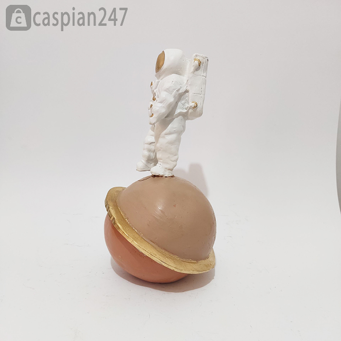 دکوری فانتزی فضانورد زحل نشین